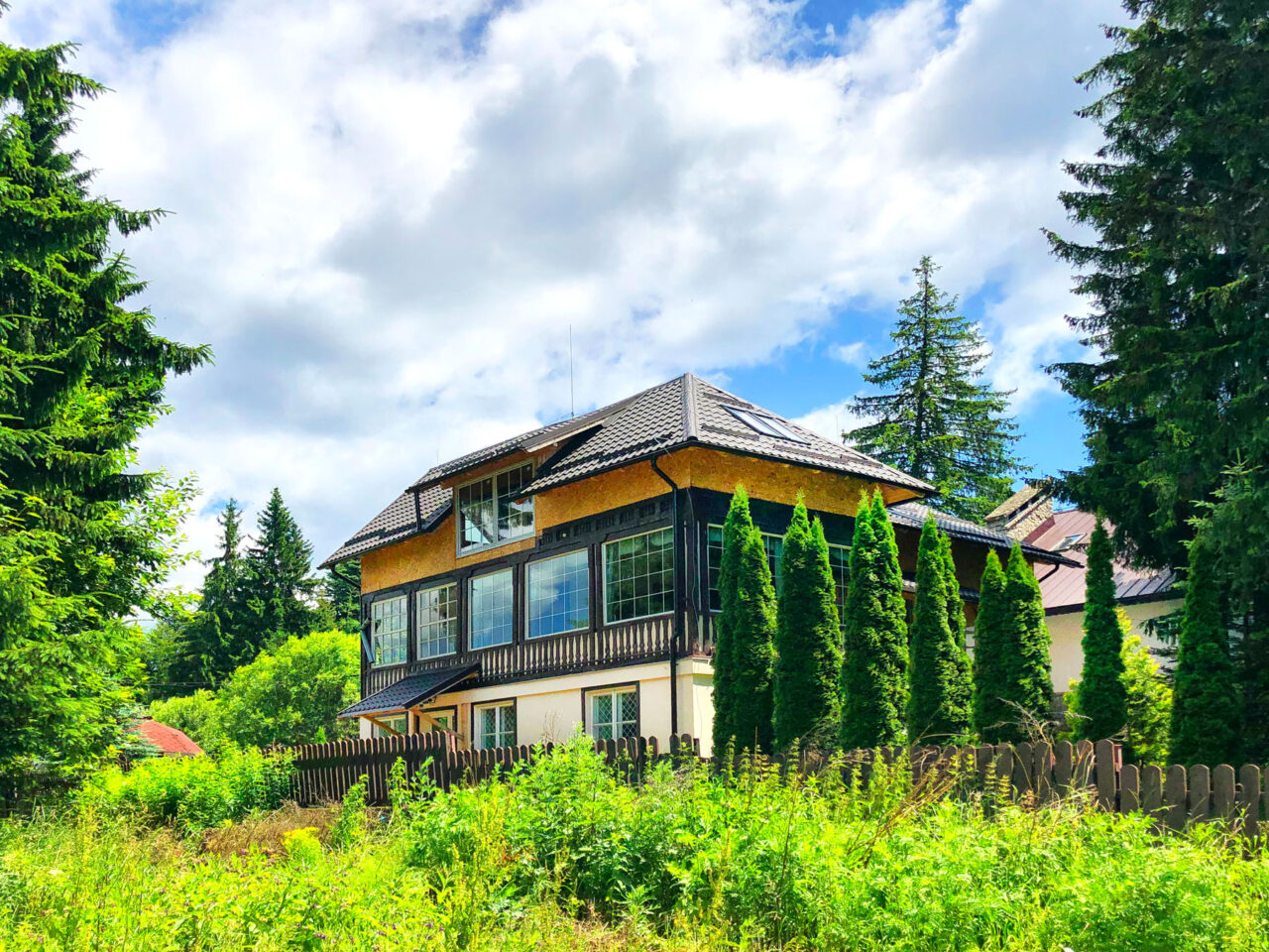 Cum s-a RĂZBUNAT un cuplu nemulțumit de vila închiriată pe Airbnb. Proprietarul s-a trezit cu o factură de 1.570 de euro la gaze și apă