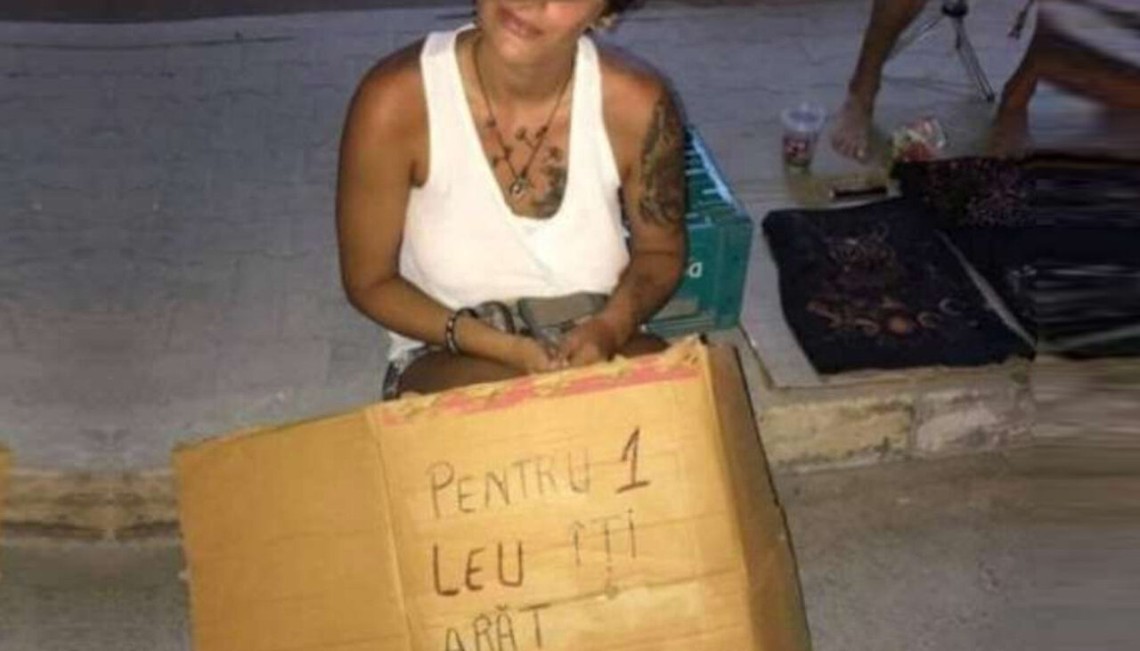 Ce a scris pe un carton o turistă din Vama Veche, rămasă fără bani de bere: „Dacă dai un leu, îţi arăt..”