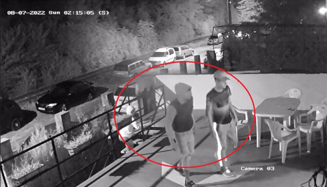 Ce făceau acești doi tineri, sâmbătă la ora 2:15 noaptea, în Costinești. Au fost prinși în fapt de camerele de supraveghere