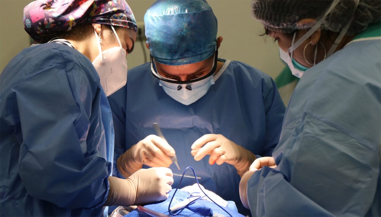 Ce au găsit medicii chirurgi în stomacul unui bărbat, care se văita de 3 zile că îl doare burta