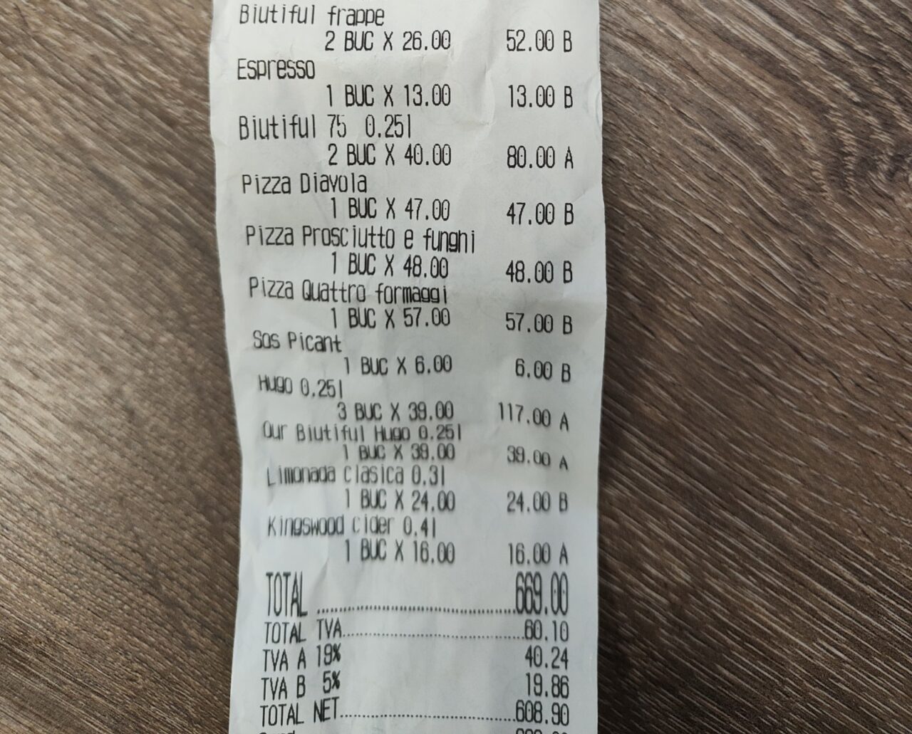 Câți lei costă un frappe la una dintre plajele de fițe din Mamaia. Turiștii au rămas fără cuvinte