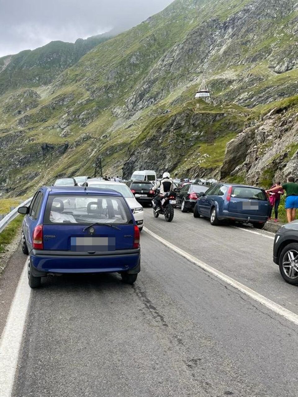 FOTO. Trafic de coșmar pe Transfăgărăşan. Turiştii au parcat pe carosabil şi au blocat drumul. Poliția anunță amenzi într-un mesaj ironic: „Pentru responsabilitate și decență veți fi premiați!”