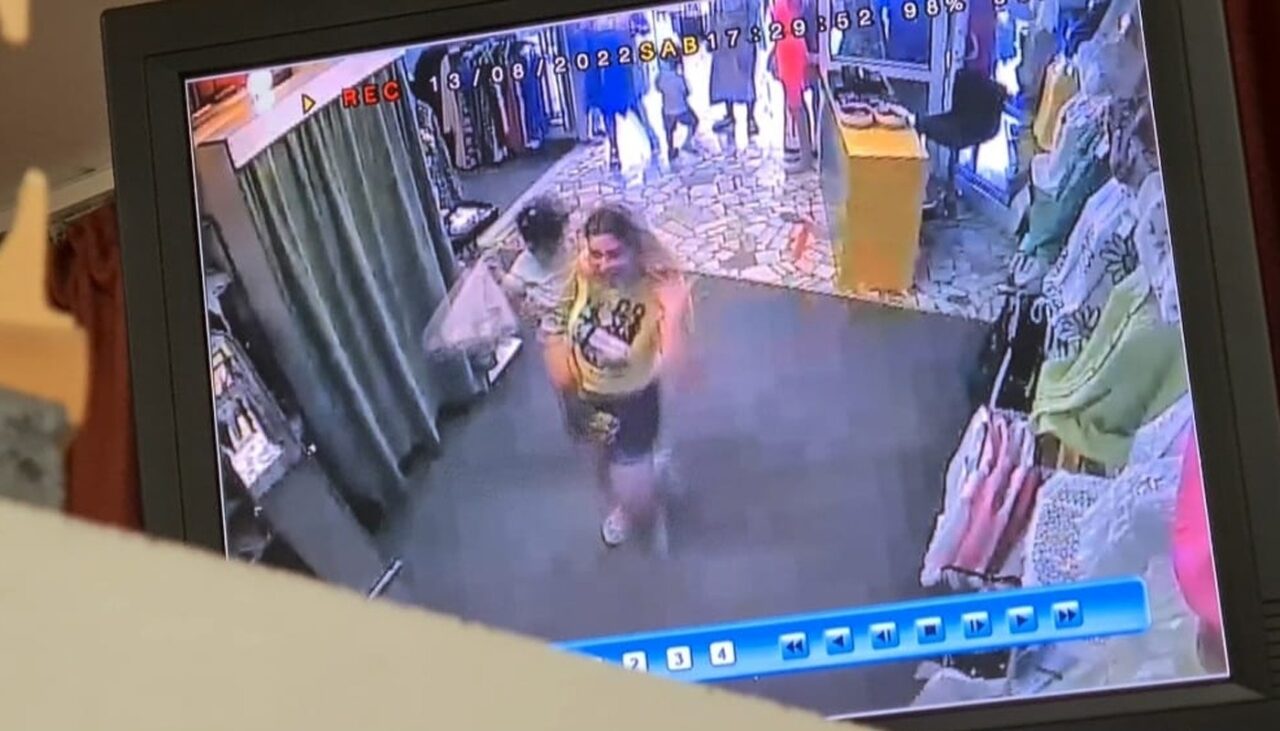Gestul rușinos făcut de această turistă în cabina de probă a unui magazin din Costinești. Imagini surprinse de camerele de supraveghere!