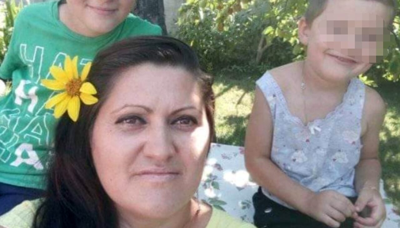 „De ce mami are cancer?” Povestea dureroasă a micuțului Yanis din satul Brătășanca și a mamei lui, Adriana