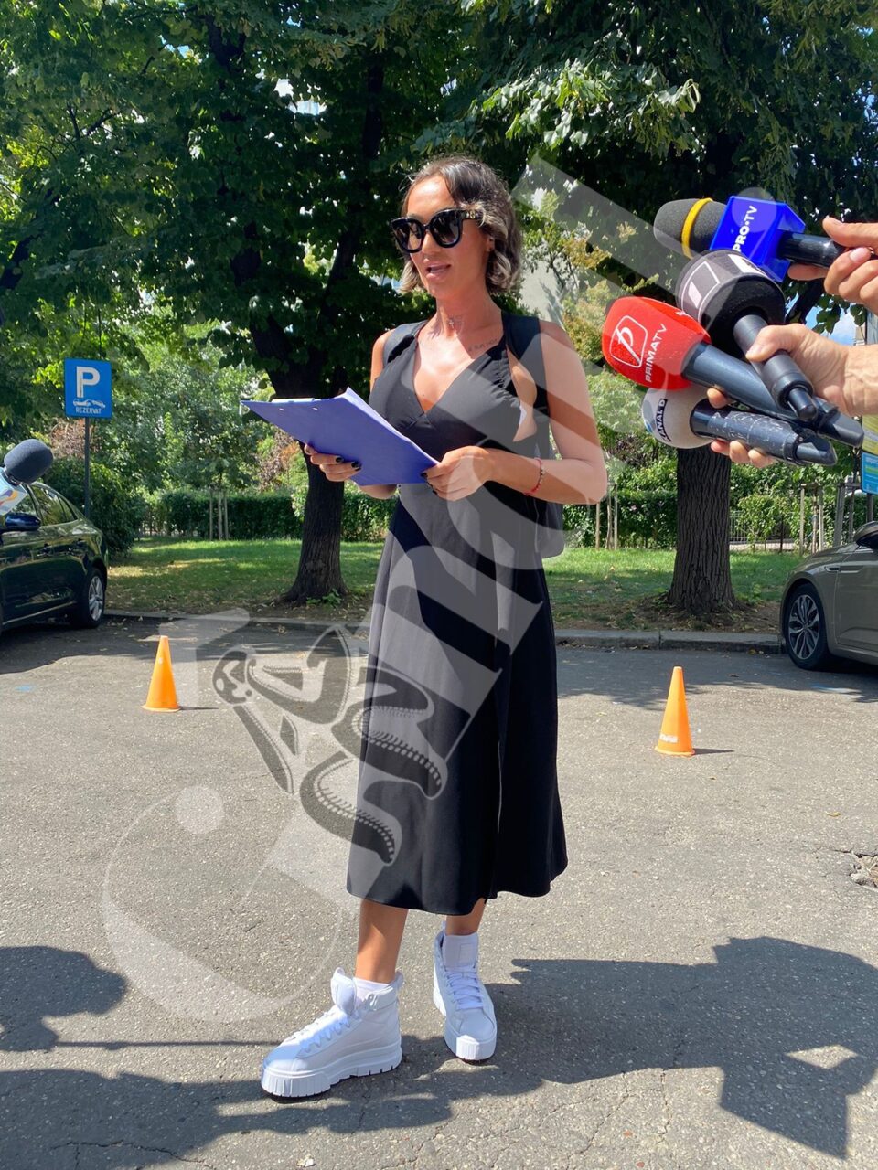EXCLUSIV | Margherita de la Clejani a ajuns la audieri, cu un bandaj vizibil în zona sânului, unde a fost rănită de trotinetistul cu bisturiu (FOTO + VIDEO)