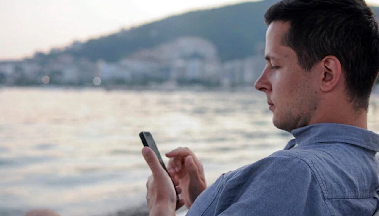 Ce cost suplimentar la telefon a făcut, din greșeală, un turist român în Corfu. Câți euro are de plătit la Vodafone