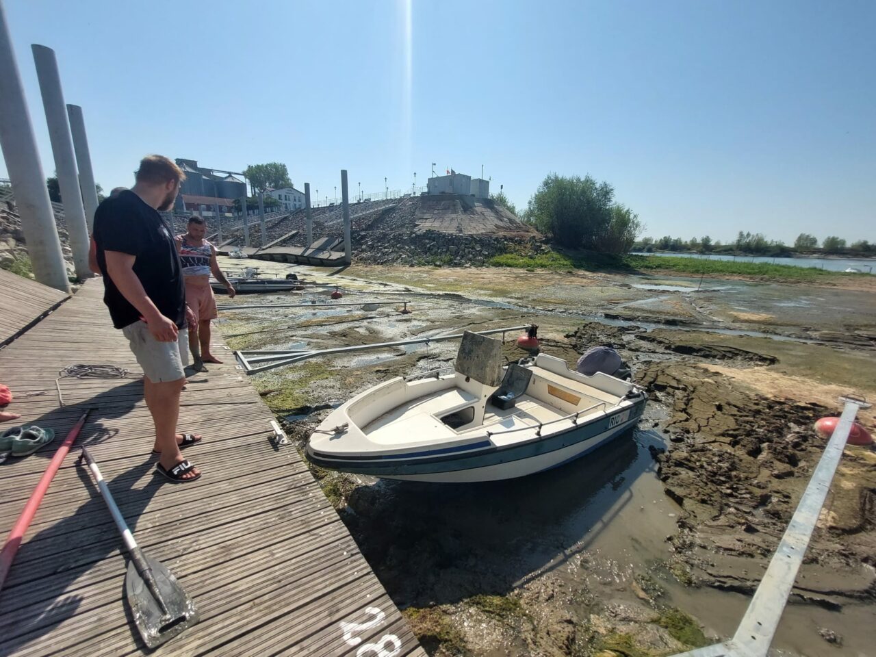 Dunărea a secat în portul turistic din Corabia-Olt. Bărcile stau de câteva săptămâni blocate în nămol