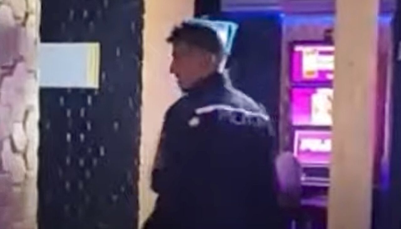 VIDEO | Cine e, de fapt, „Polițistul Maricel” – hușeanul care a descins într-o sală de păcănele, dar a fost dat afară: „Are față de consumator de alcool”