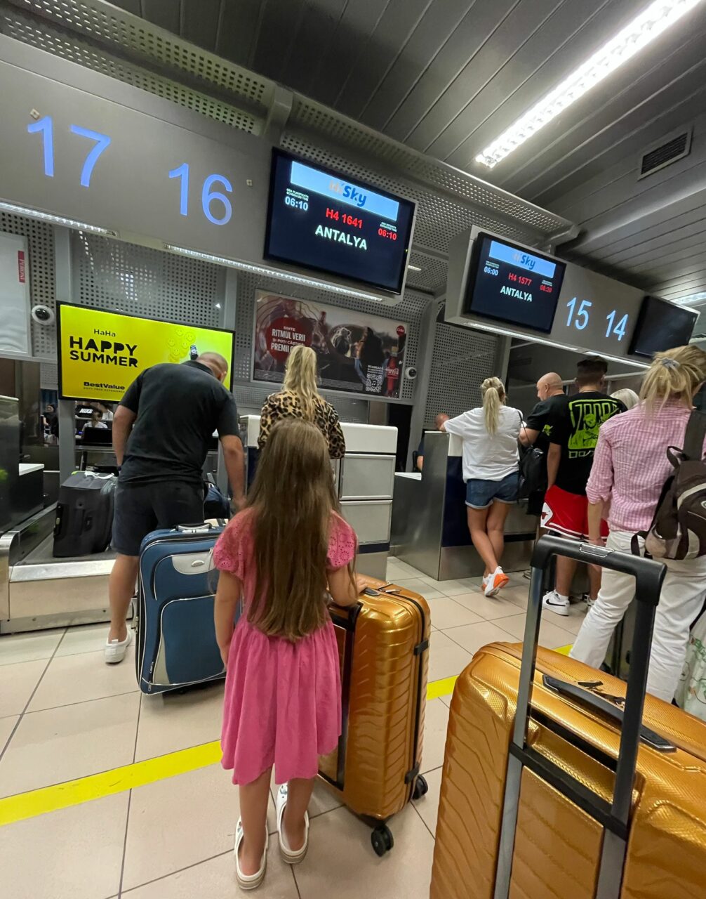 Haosul din aeroporturi continuă, curse întârziate cu orele și bagaje așteptate. Victor Ciutacu: „E o demență pe Otopeni”