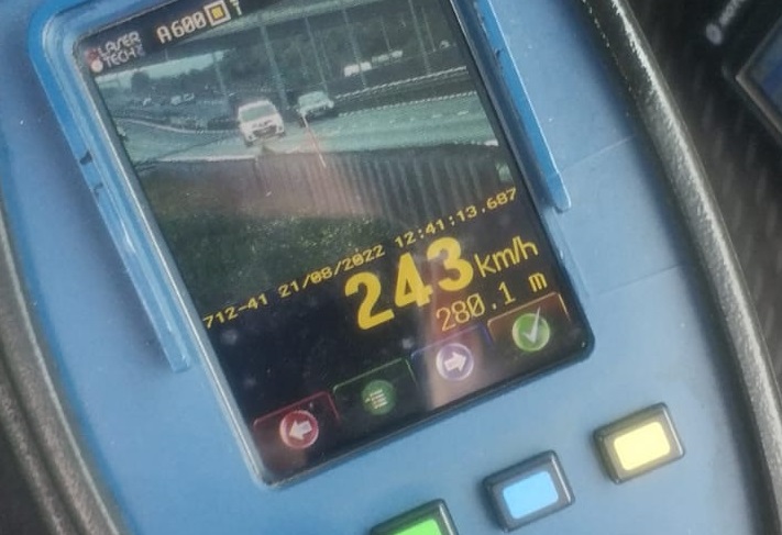 Inconștiență la volan: Un șofer a fost prins în Sibiu conducând cu 243 km/h, fără centură și cu doi minori neasigurați pe bancheta din spate. Ce amendă a primit
