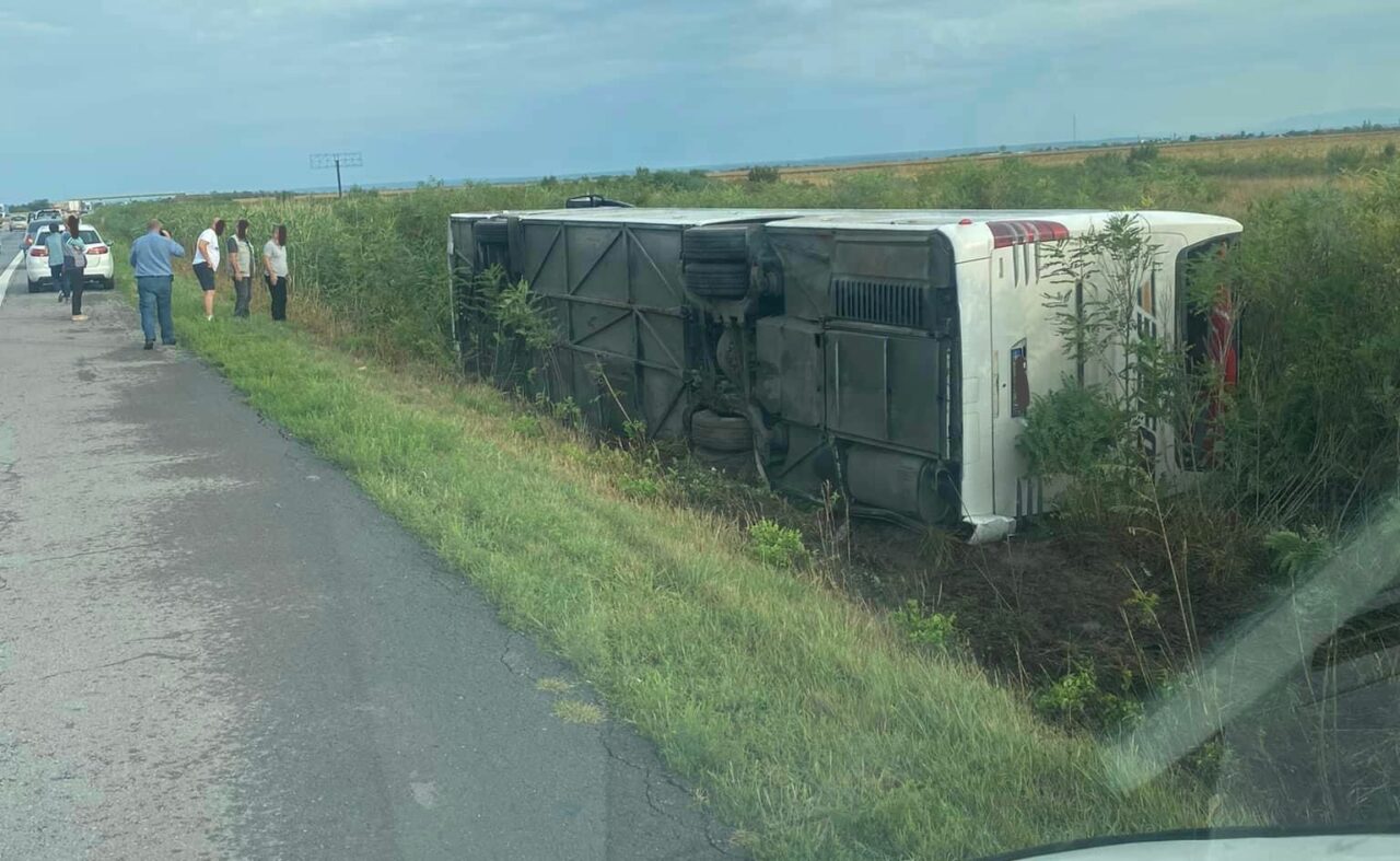 Un autocar cu pasageri s-a răsturnat pe A1. Intervenția echipajelor de salvare