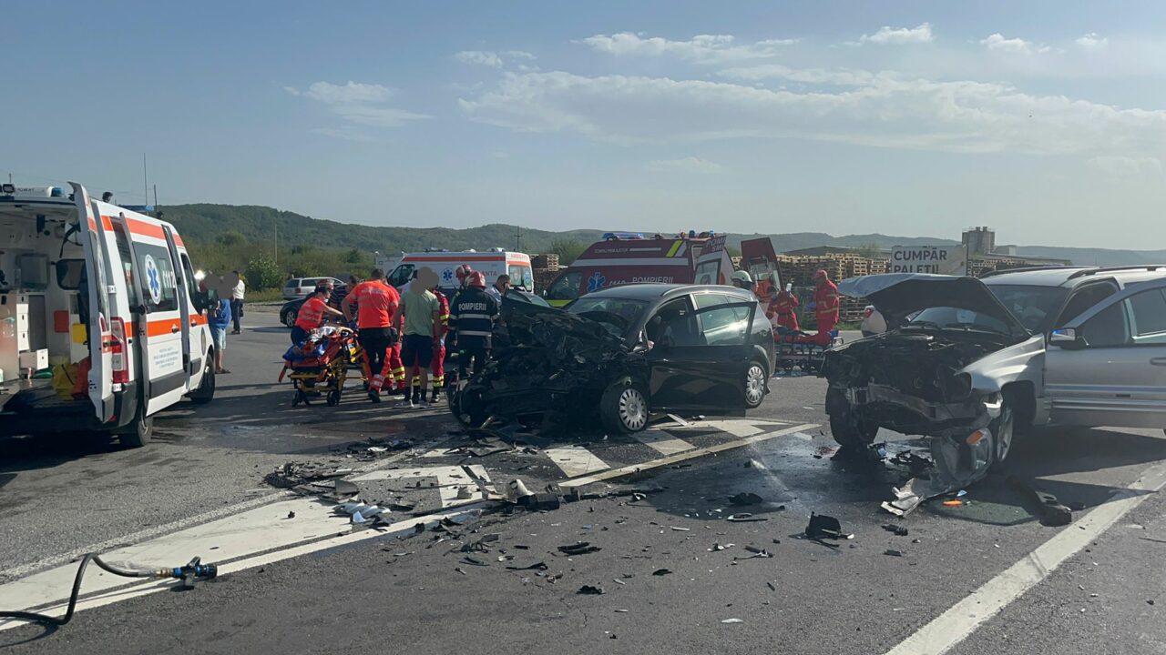 VIDEO | Accident cu victime multiple în Bistrița-Năsăud. O persoană a murit, iar elicopterul SMURD a fost chemat pentru a prelua o femeie cu leziuni grave