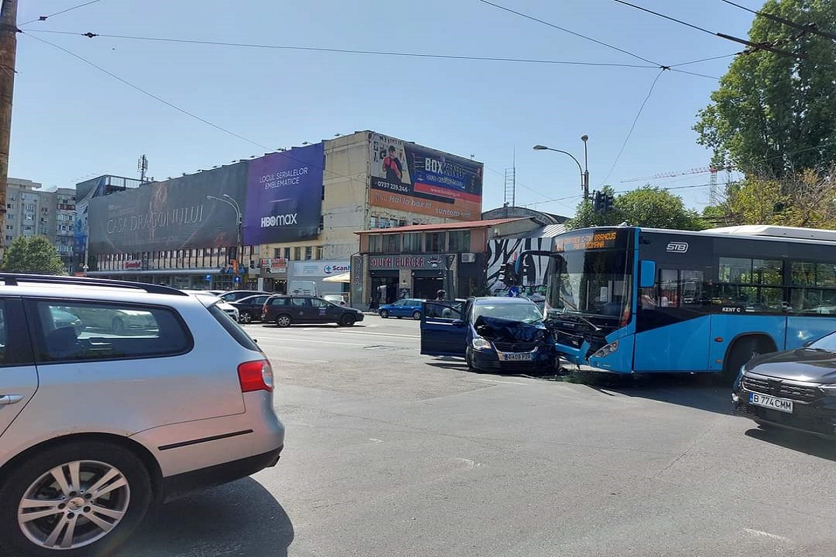 FOTO | Accident grav pe Șoseaua Panduri din Capitală. Mai multe persoane au fost rănite în urma impactului dintre un autoturism și un autobuz STB