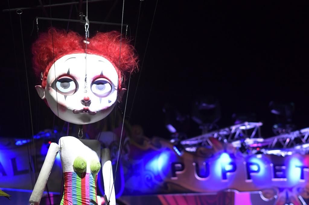 Imagini spectaculoase la Craiova, unde păpușile au ocupat strada. Zeci de marionete gigant au defilat în cadrul Festivalului „Puppets Occupy Street” | FOTO&VIDEO