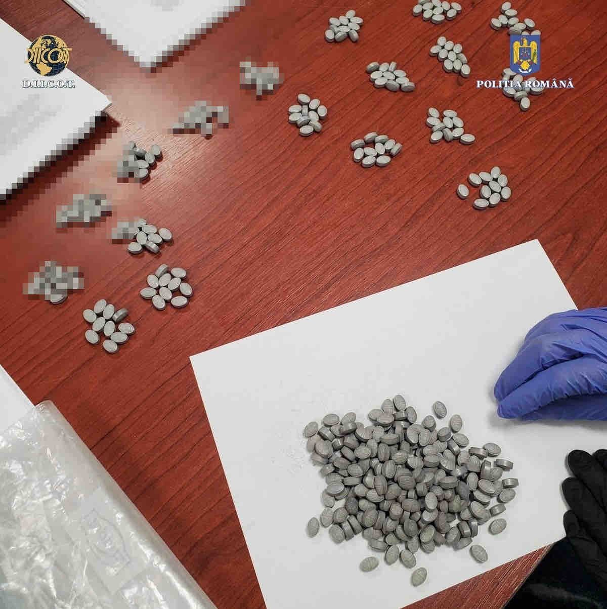Două kilograme de heroină și sute de comprimate de ecstasy, dezgropate de procurorii bucureșteni de la rădăcina unui copac
