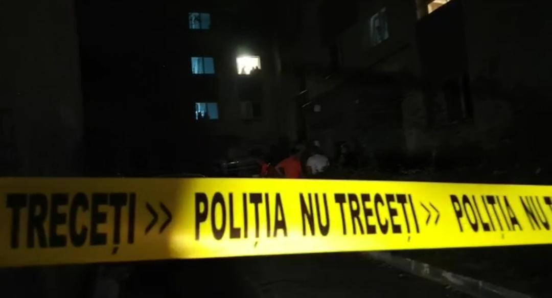 O adolescentă a căzut de la etajul 3 al unui imobil din Sectorul 5. Care sunt variantele criminaliștilor