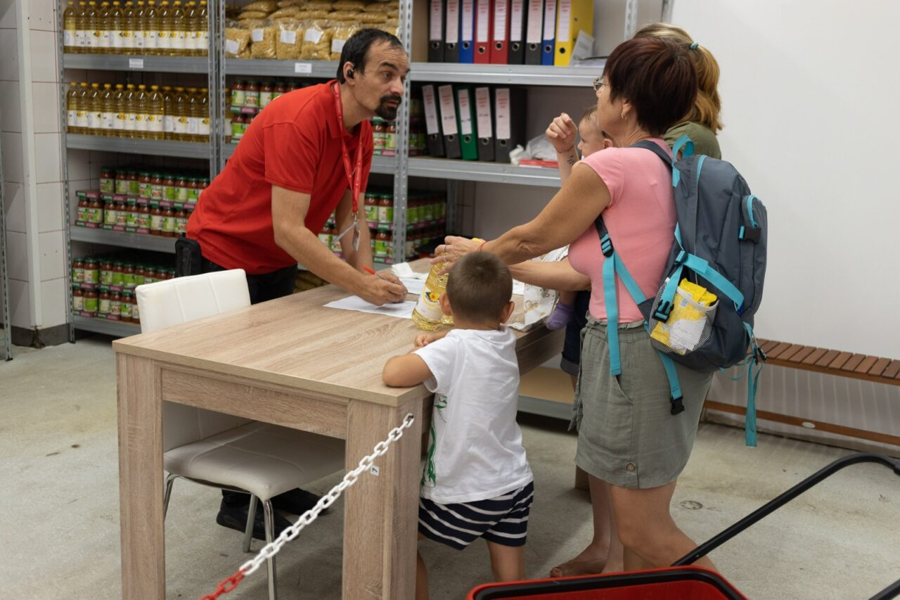 Crucea Roșie Română a deschis în Capitală un magazin social pentru ajutorarea refugiaților ucraineni. Cum va funcționa „Humanity concept store” de pe strada D.I. Mendeleev