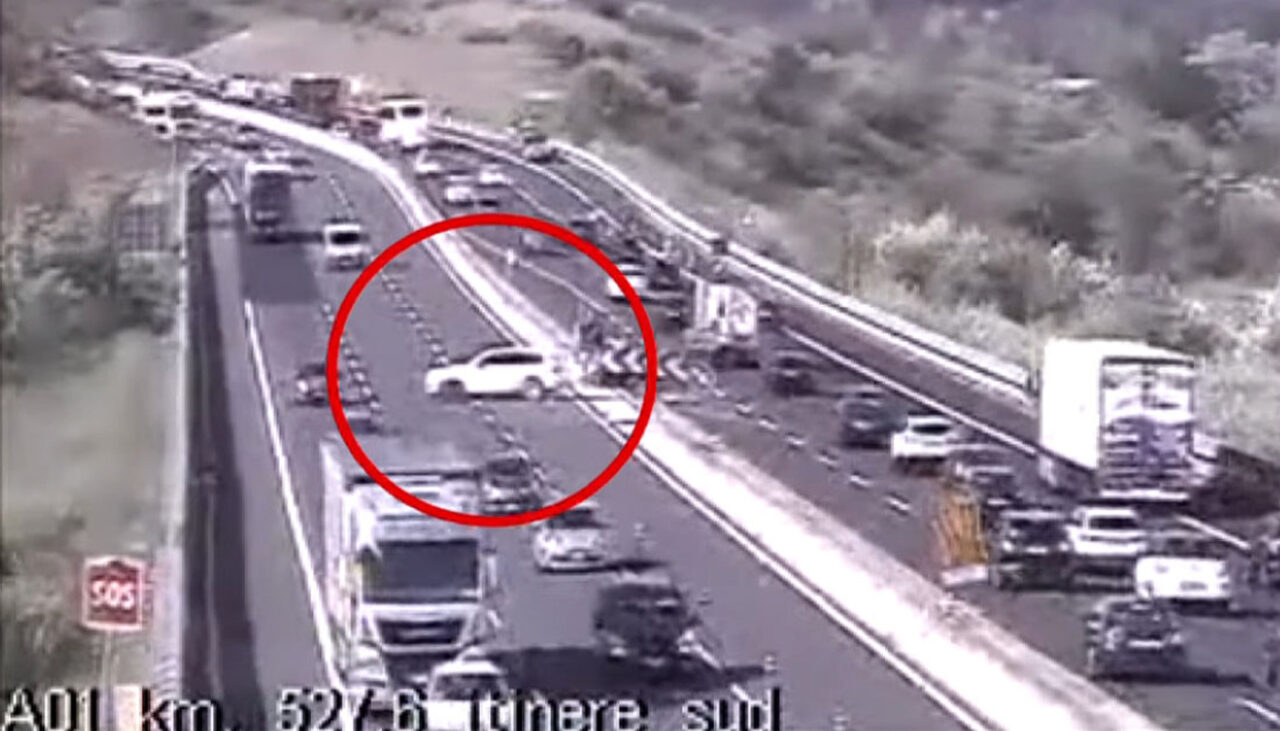 VIDEO | Ce a pățit acest șofer după ce a făcut o întoarcere în U pe autostrada A1 din Italia. Ce explicație ilară le-a dat polițiștilor