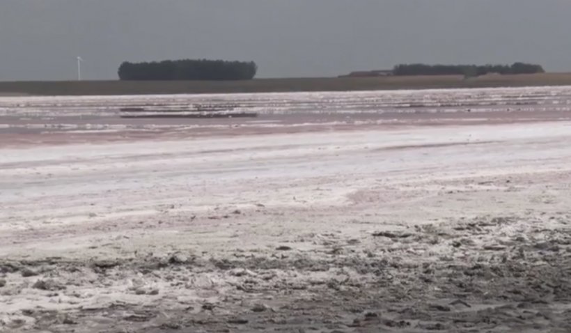 Cel mai sărat lac din România a secat. Movila Miresii s-a transformat într-un câmp de cristale