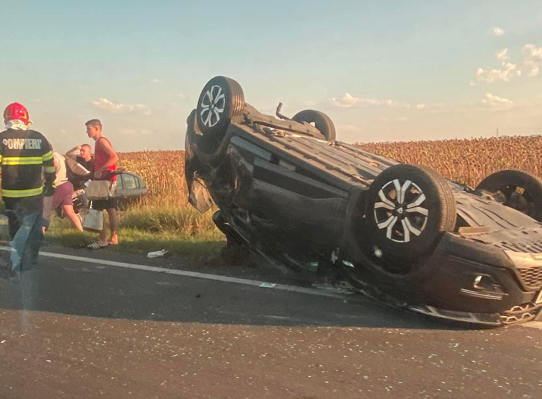 FOTO | Carambol cu trei mașini, soldat cu trei răniți, pe DN1 în zona Păulești. Unul dintre autoturismele implicate în accident s-a răsturnat