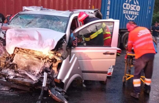 Trei adulti și doi copii au fost răniți pe DN6, în județul Caraș-Severin, după ce mașina în care se aflau a lovit un camion