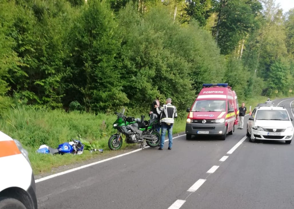 Un șofer în vârstă de 70 de ani a lovit doi motocicliști străini, pe un drum din județul Sibiu. Unul dintre ei a fost transportat la spital cu elicopterul