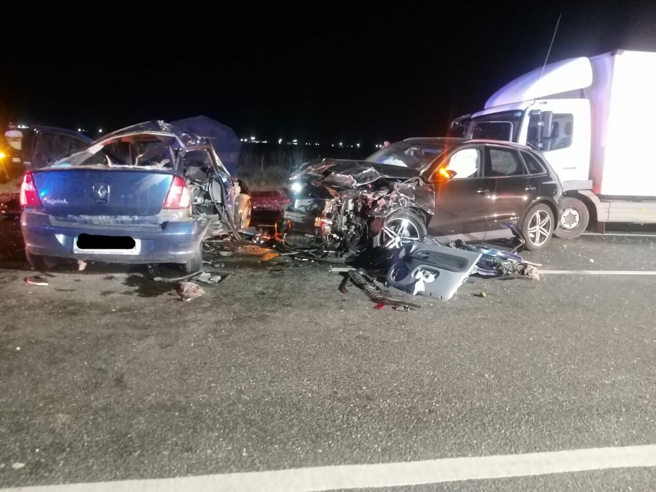 FOTO | Carnagiu la ieșirea din Buzău: Trei oameni au murit şi alți trei au fost răniți, în urma unui accident rutier