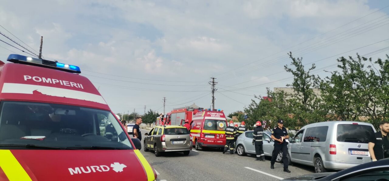 FOTO – VIDEO | Iași: Doi copii și șase adulți au ajuns la spital, în urma unui accident rutier / Traficul a fost blocat