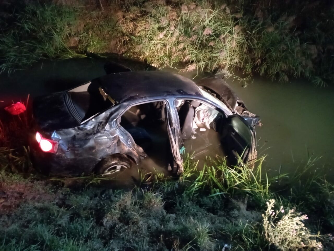 Un adolescent de 17 a murit și alți patru tineri au fost răniți, după ce mașina în care se aflau a plonjat într-un rău din Vaslui. Toți erau băuți