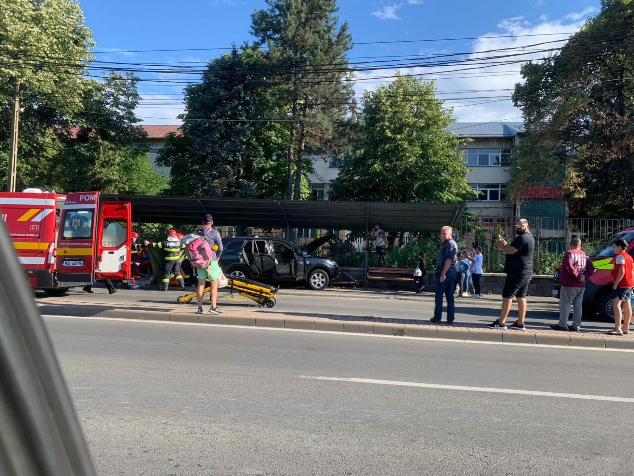 Copil aflat într-o stație de autobuz din Baia Mare, lovit de un șofer care a făcut infarct la volan