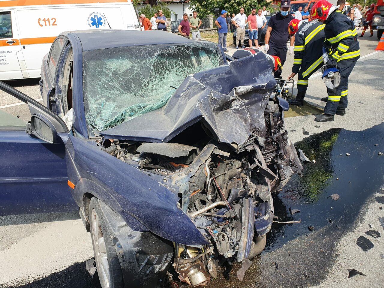 Carambol între două mașini și un TIR, pe un drum din județul Vâlcea. O persoană a murit și alta a fost rănită