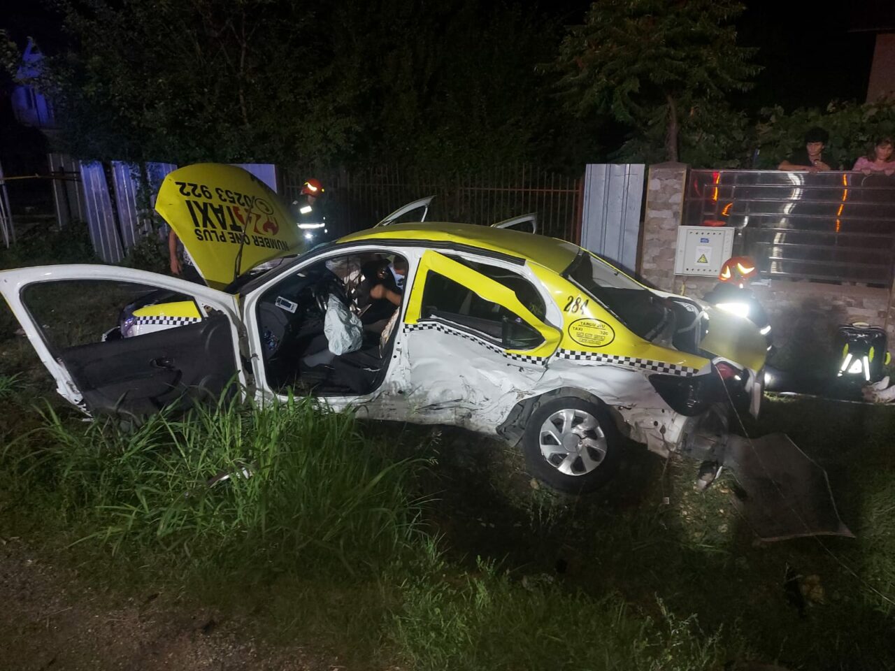 VIDEO | Un taximetrist și clienta sa au murit după ce mașina în care se aflau a lovit un alt autoturism, pe un drum din județul Gorj
