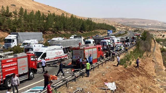 Șaisprezece persoane au murit și 21 au fost rănite, pe o autostradă din Turcia. Printre victime sunt și pompieri și jurnaliști care se duceau la locul altui accident rutier
