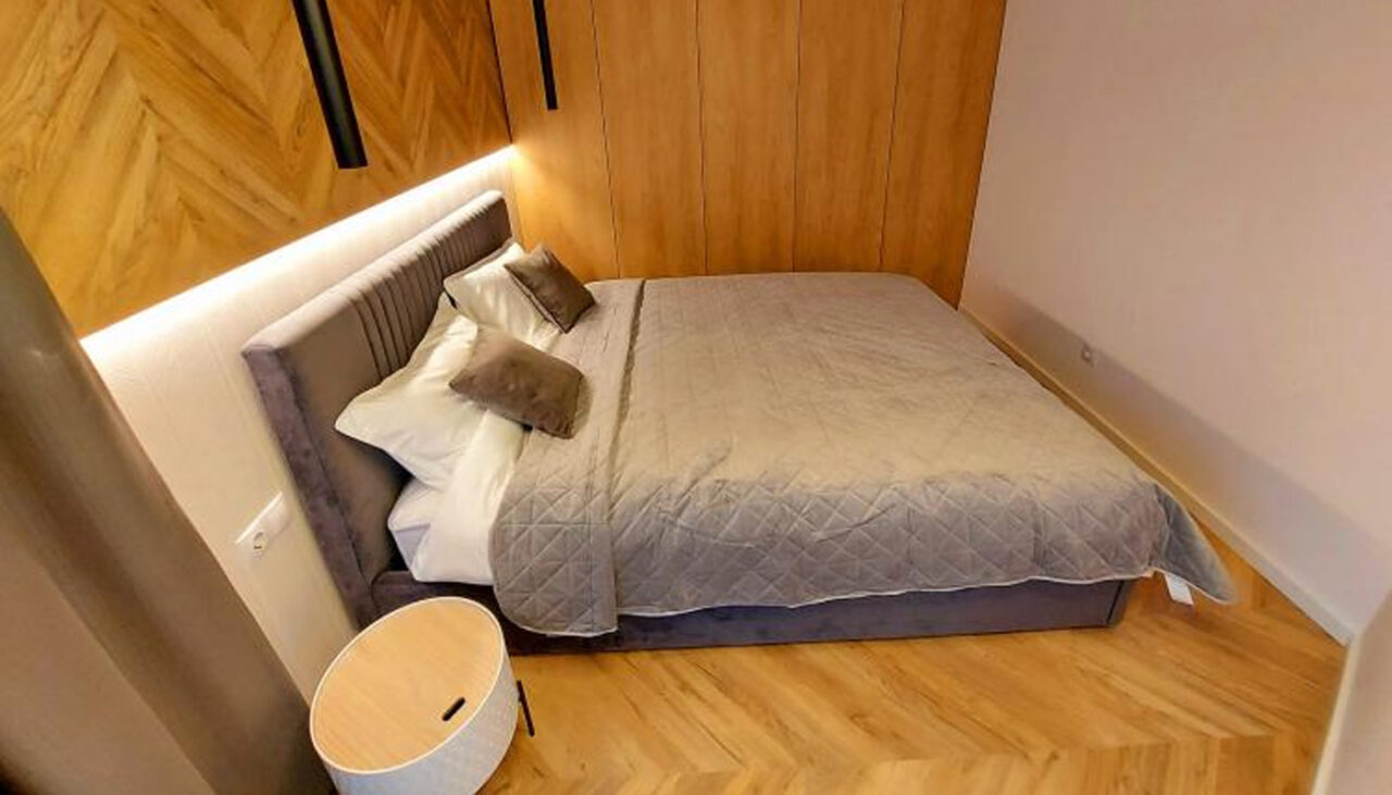 750 de euro chirie pentru acest apartament de doar 45mp, în Cluj Napoca. Living-ul e pe hol! Cum arată, de fapt