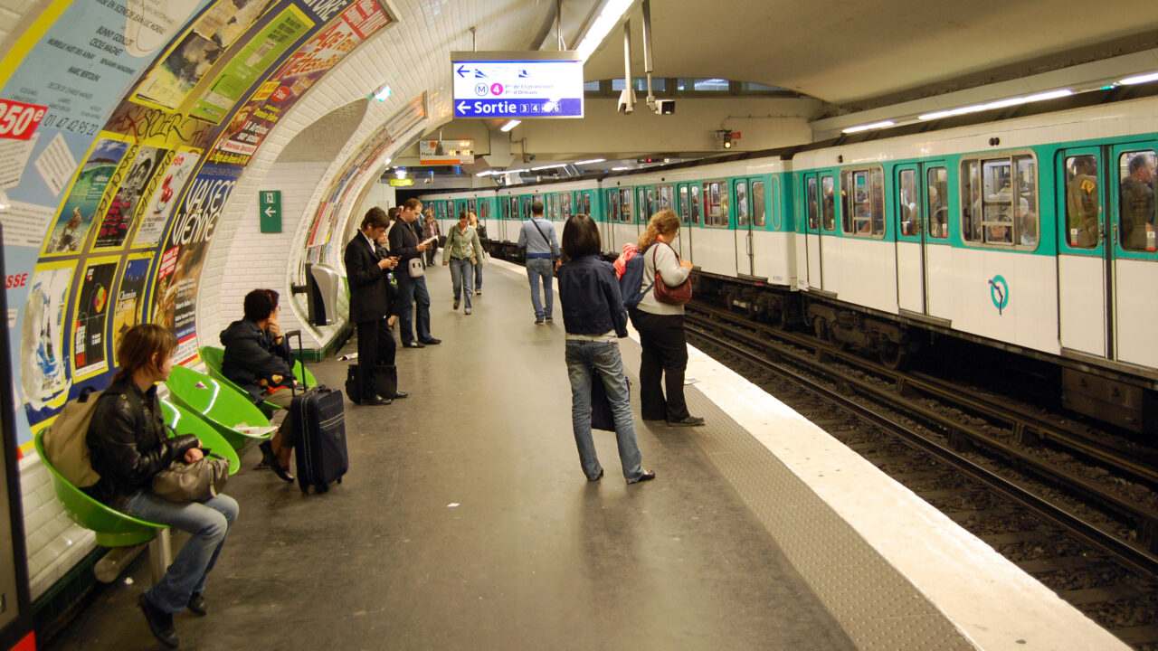 Scandal între români în metroul din Paris. „Sunteți prea lași!”