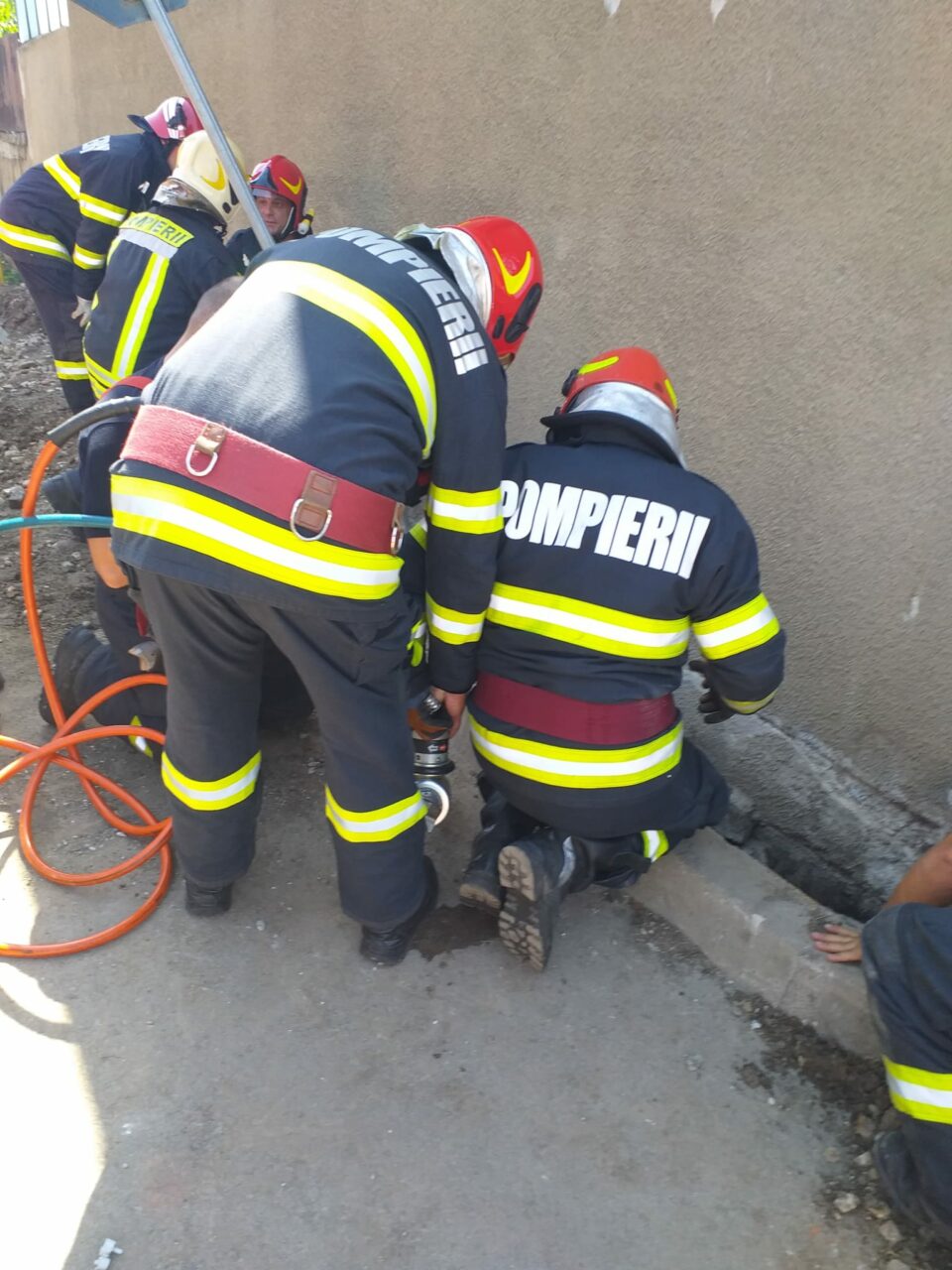 FOTO VIDEO | Un mal de pământ s-a surpat peste doi muncitori la Oradea. Una dintre victime a murit