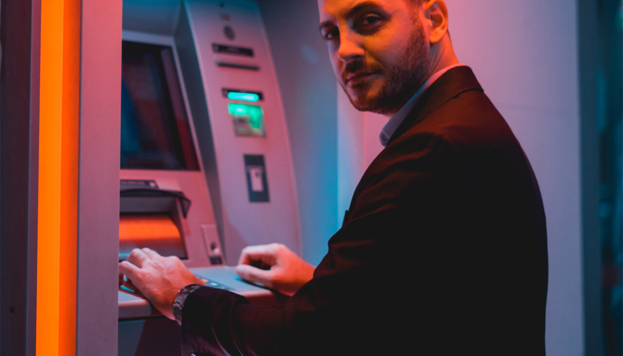 Puțini români știu acest lucru! Ce trebuie să faci dacă bancomatul nu îți dă banii pe care ai vrut să-i retragi