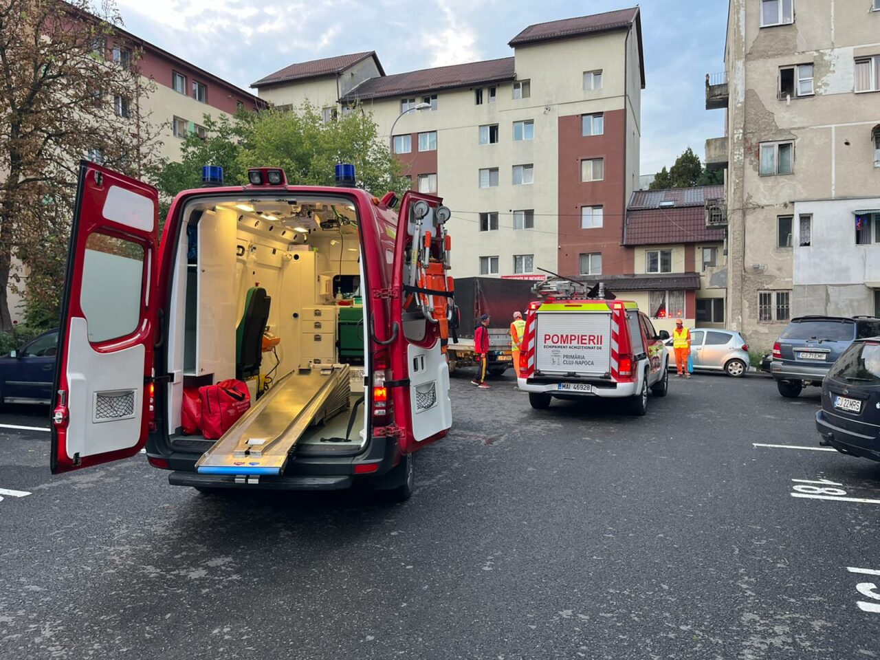 Un bărbat de 33 de ani a căzut de la etajul 4 al unui bloc din Cluj-Napoca. Medicii au început imediat manevrele de resuscitare
