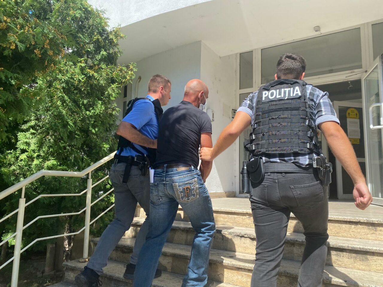 VIDEO | Un bărbat din Hunedoara a fost reținut de polițiști, fiind acuzat că a omorât un pui de câine
