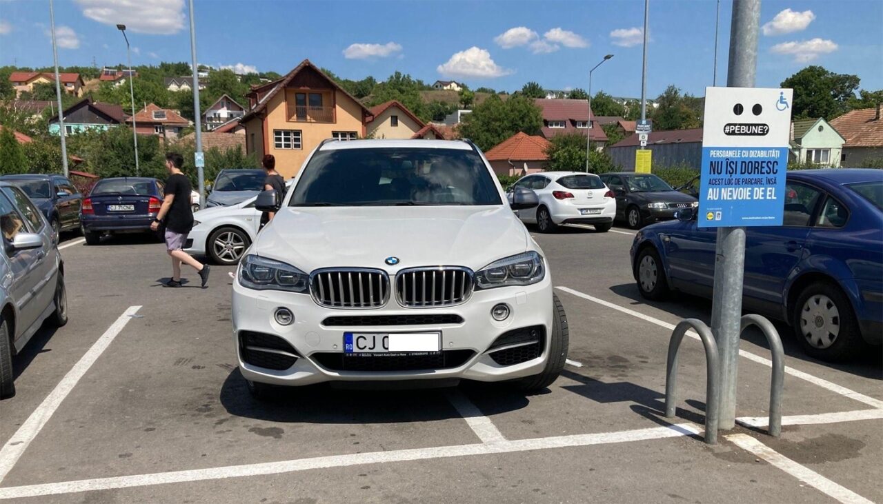Scandalos! Cum și-a parcat BMW-ul acest șofer, în Cluj-Napoca