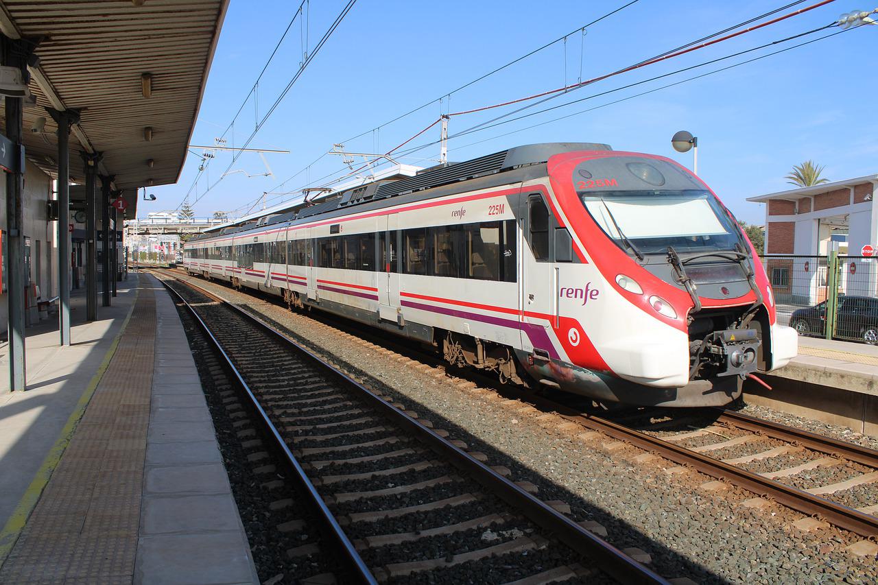 Un român de 19 ani a blocat circulația trenurilor de mare viteză din Spania. Tânărul furase 600 de metri de cablu electric de pe traseu