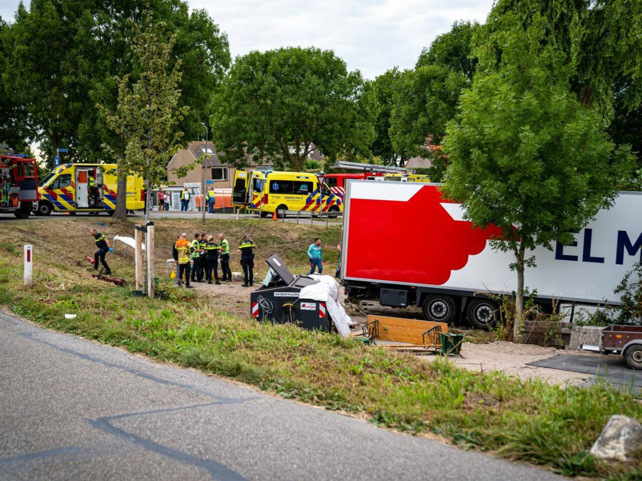 FOTO – VIDEO – Doi oameni au murit şi mai mulți au fost răniți după ce un camion a intrat într-o mulțime aflată la o petrecere în aer liber, în Olanda
