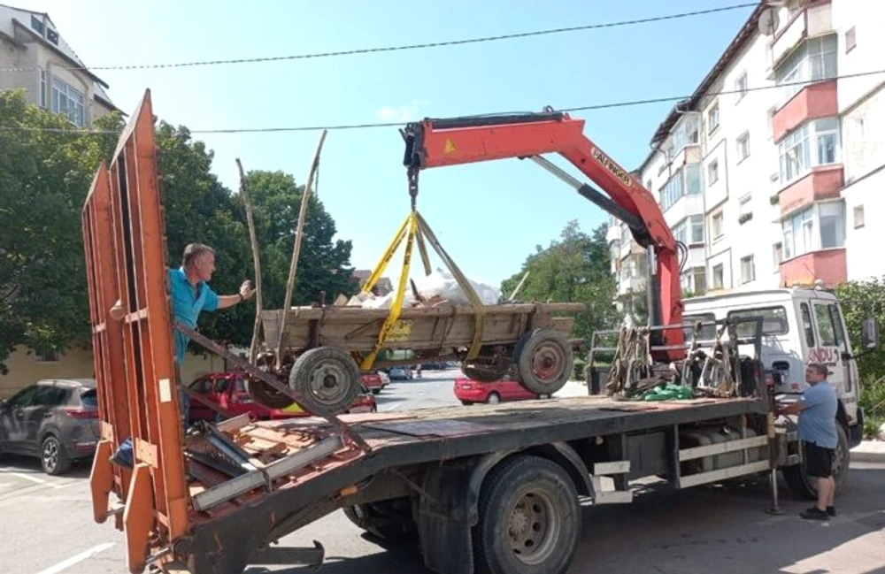 Confiscarea unei căruțe în Onești a împărțit localnicii în două tabere. Edilul a intervenit imediat: „Dacă un cal lăsat nesupravegheat lovea un copil?”