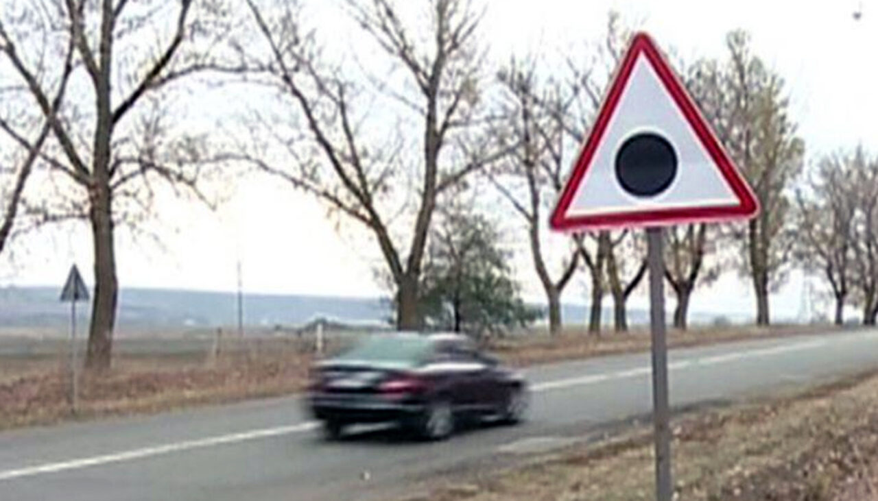 Mulți șoferi din România nu știu! Ce înseamnă, de fapt, semnul de circulație cu bulina neagră