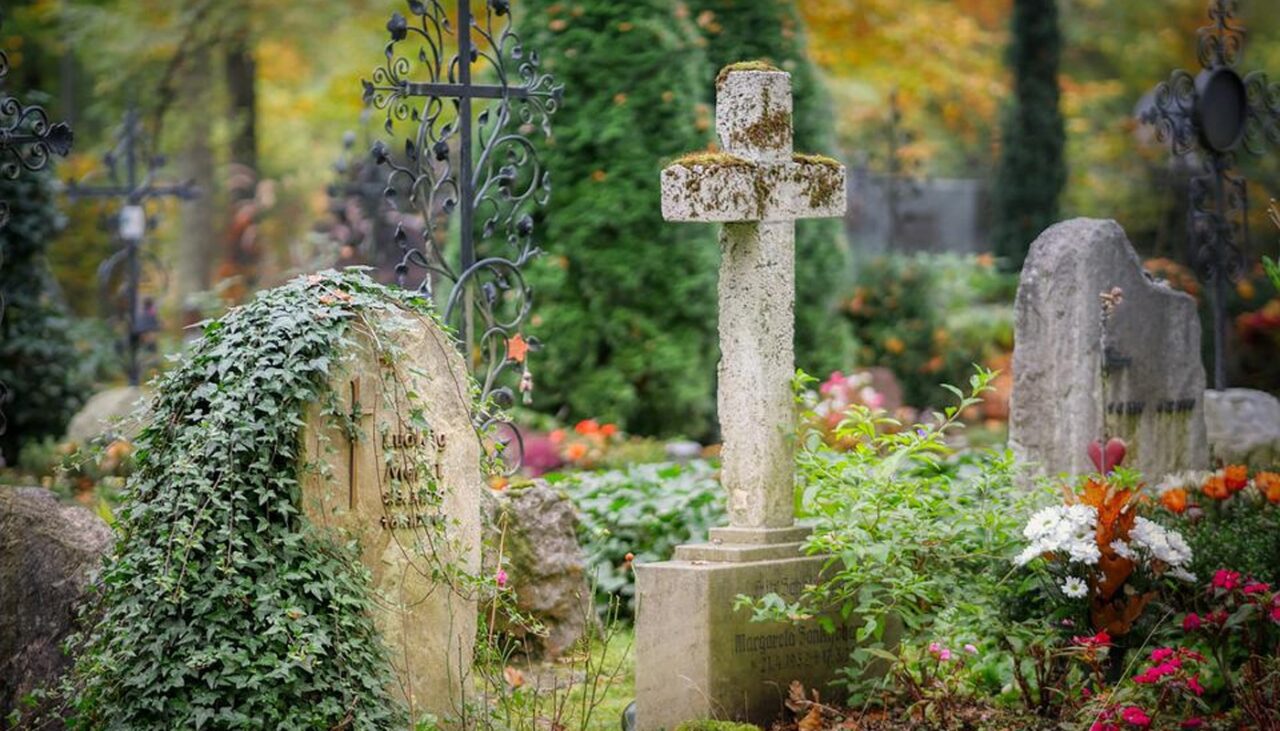 Un gropar din Slatina a murit după ce a căzut de pe o scară, în timp ce lucra la un monument funerar din cimitir
