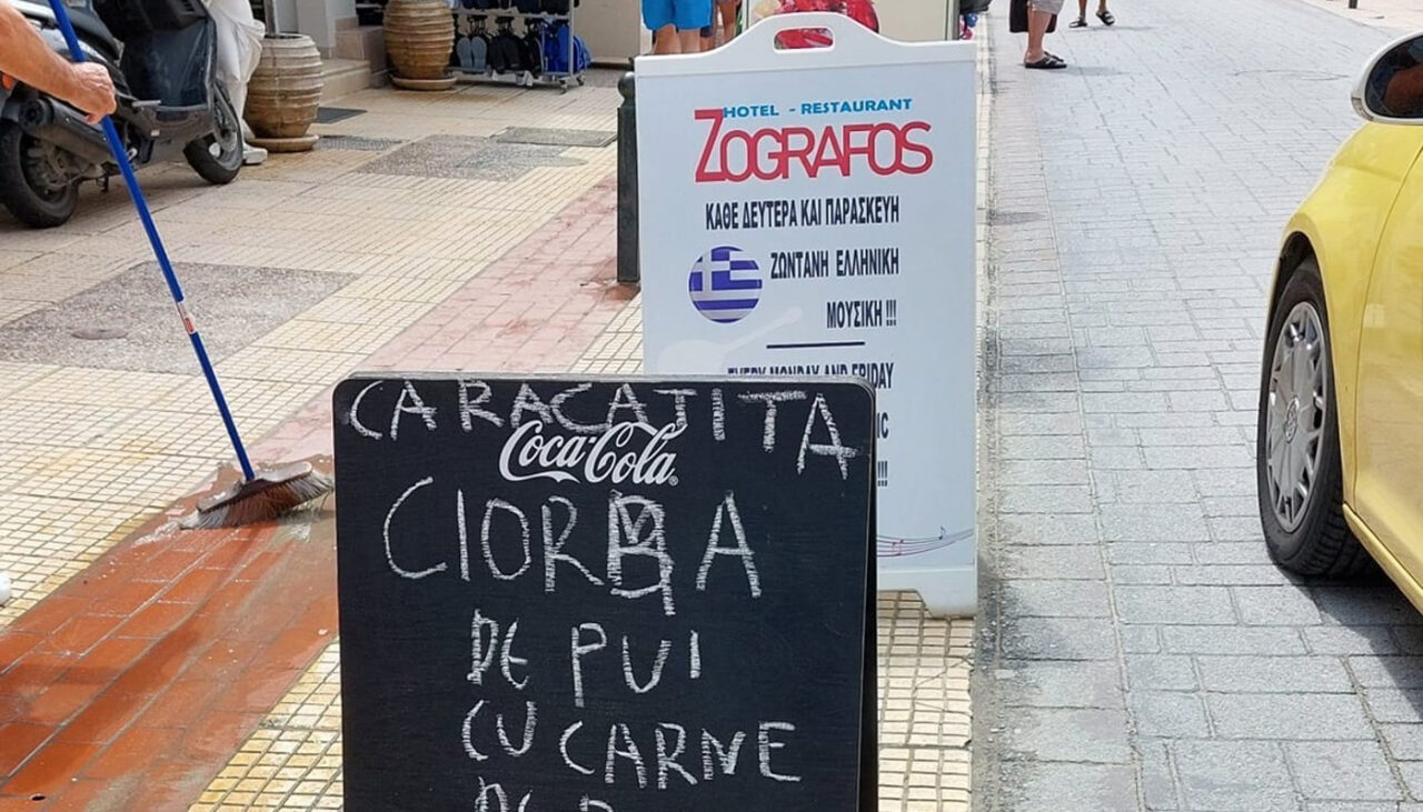 Mesajul scris în limba română de un patron grec de tavernă, la intrarea în local, a devenit viral: „Ciorba de pui cu carne de..”