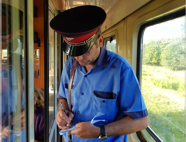 Șef de tren concediat după ce i-a făcut avansuri unei adolescente în timpul unei călătorii: „Ai prieten? Eşti singurică?”/ „Aşa face mereu când mă vede”