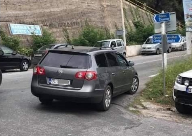 Val de ironii la adresa unui român aflat în vacanță în Grecia: „Acest prostănac a blocat traficul”
