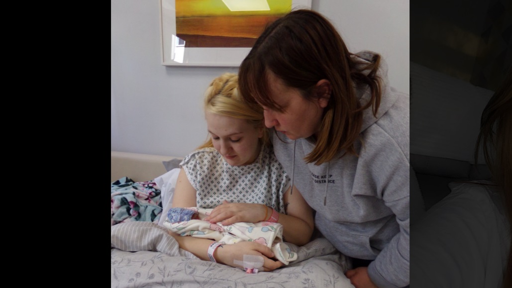 „Mi s-a spus că bebelușul meu e mort, apoi că trăiește, ca să aflu ulterior că nu mai e în viață”. Drama unei mame care și-a plâns de două ori fiica