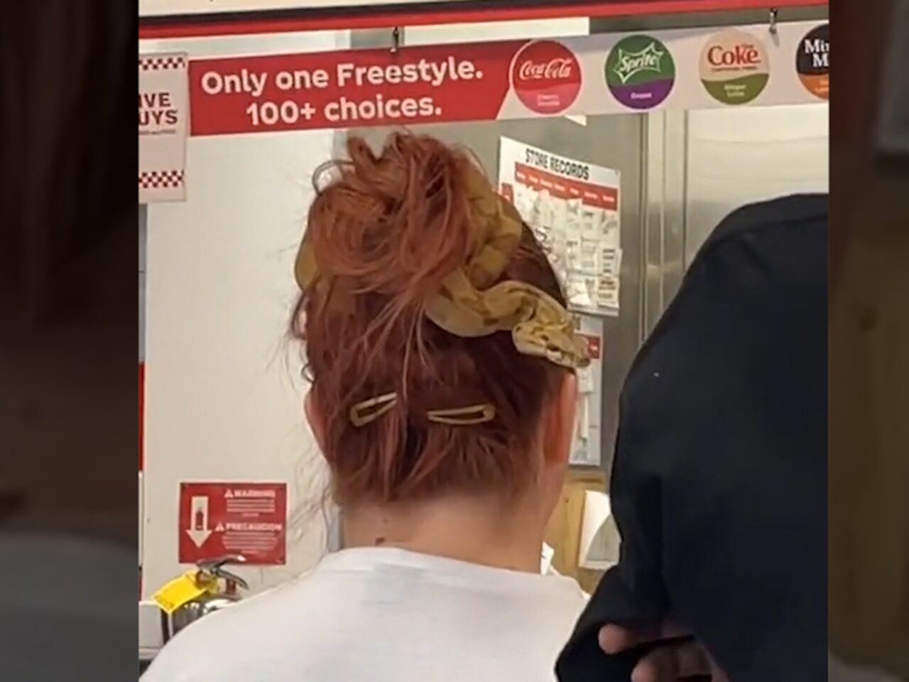 VIDEO | O femeie și-a prins părul cu un șarpe viu și a mers așa la un fast-food. O altă clientă a filmat totul, iar imaginile au devenit rapid virale